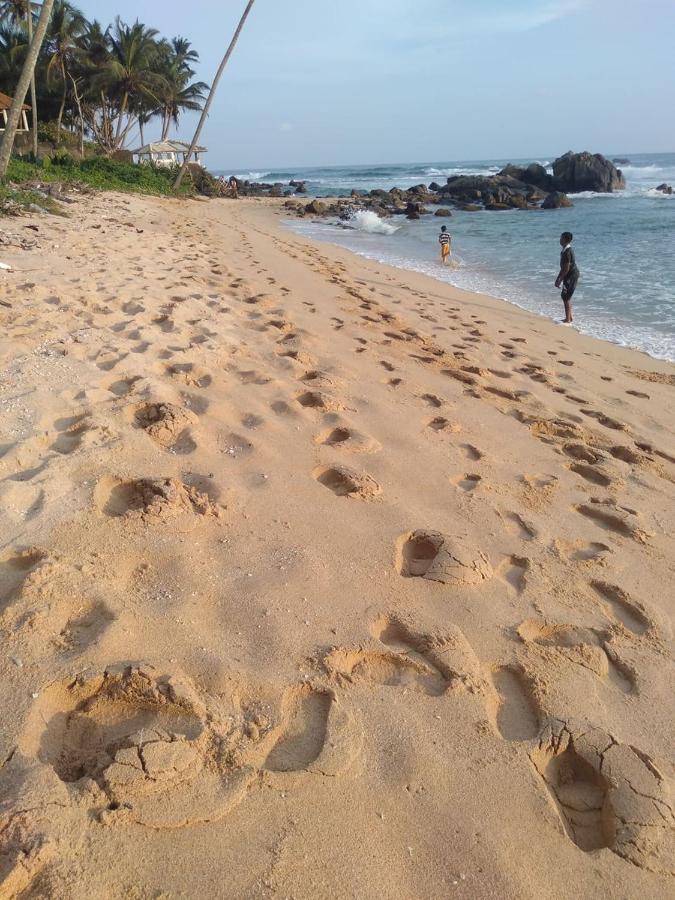 Near Beach Rest Unawatuna Eksteriør billede